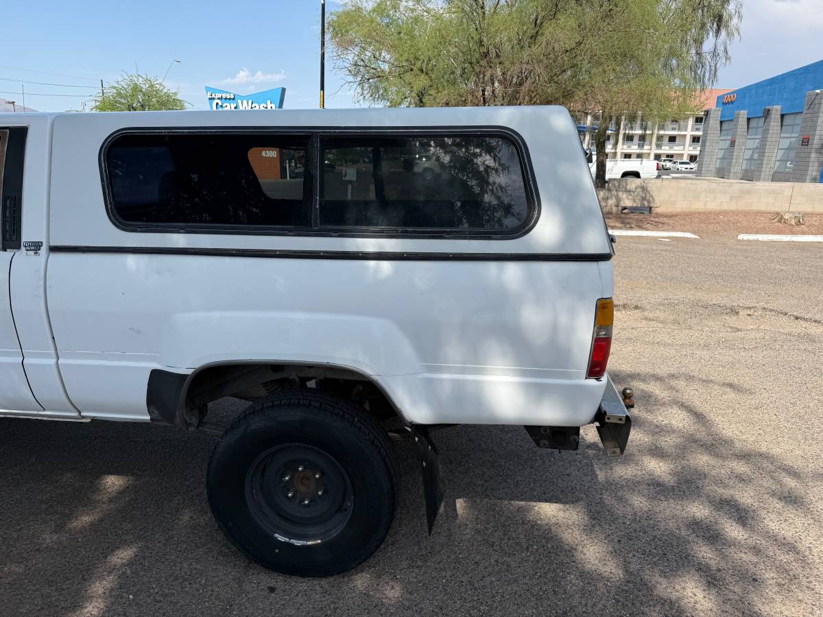 Toyota-pickup-truck-1985-white-3