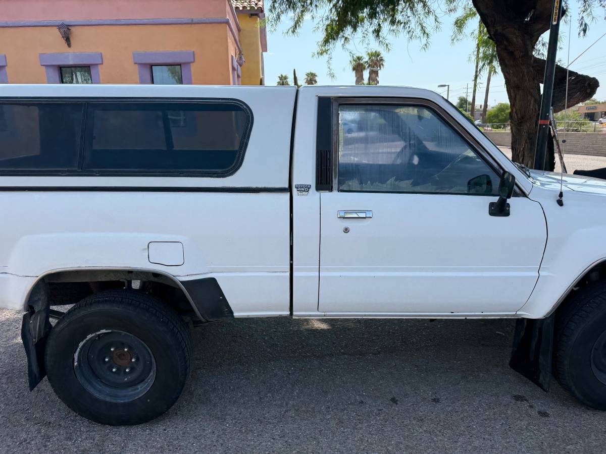 Toyota-pickup-truck-1985-white-7