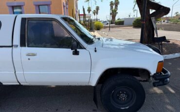 Toyota-pickup-truck-1985-white-8
