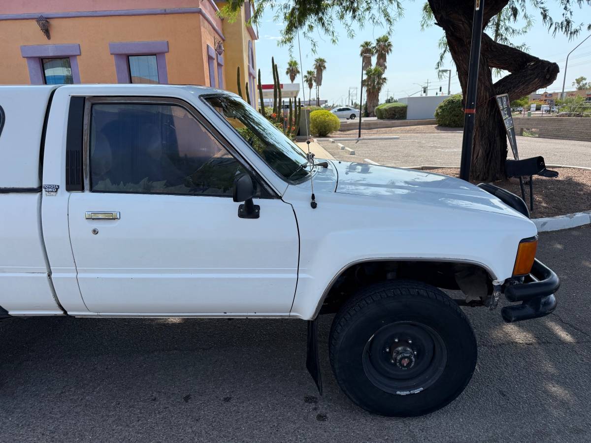 Toyota-pickup-truck-1985-white-8