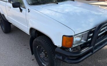 Toyota-pickup-truck-1985-white-9