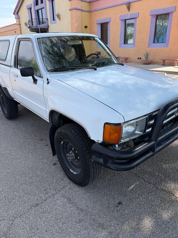 Toyota-pickup-truck-1985-white-9