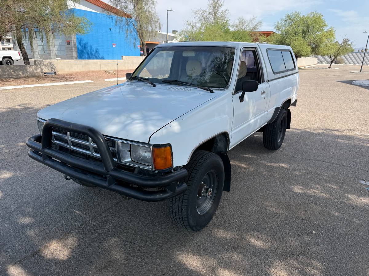 Toyota-pickup-truck-1985-white