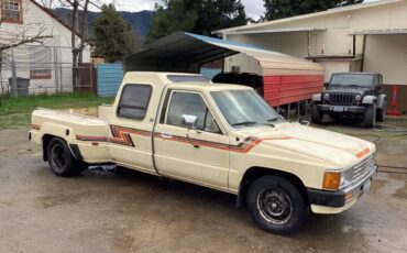 Toyota-pickup-truck-1986-yellow-1