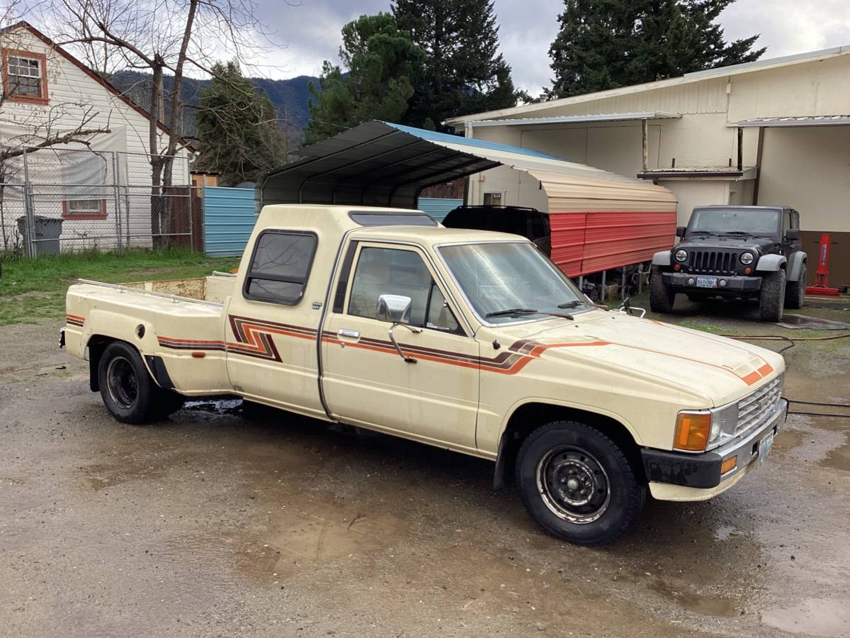 Toyota-pickup-truck-1986-yellow-1