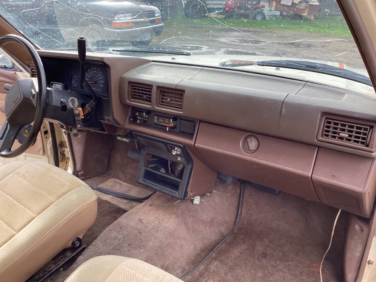 Toyota-pickup-truck-1986-yellow-13