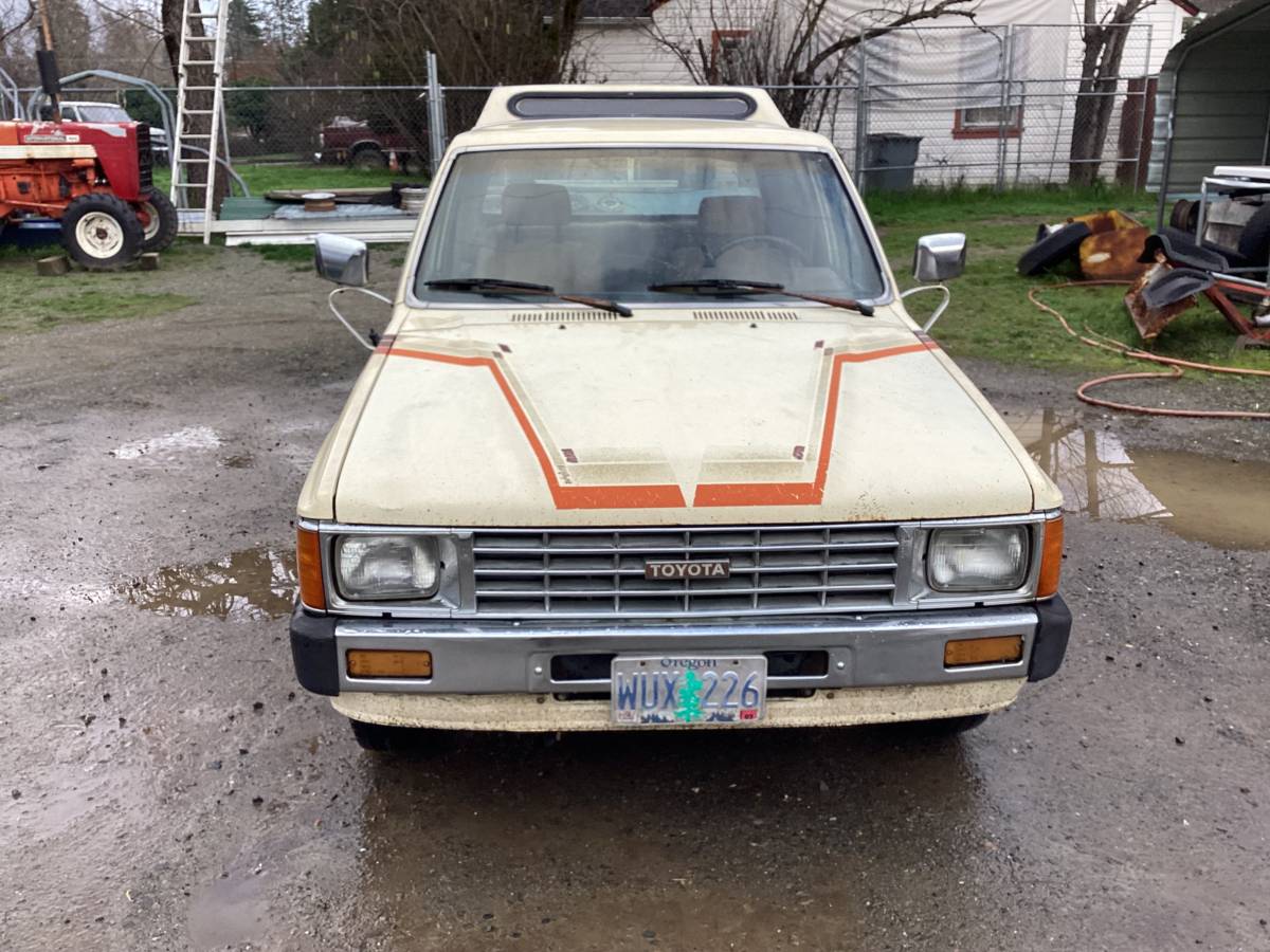 Toyota-pickup-truck-1986-yellow-2