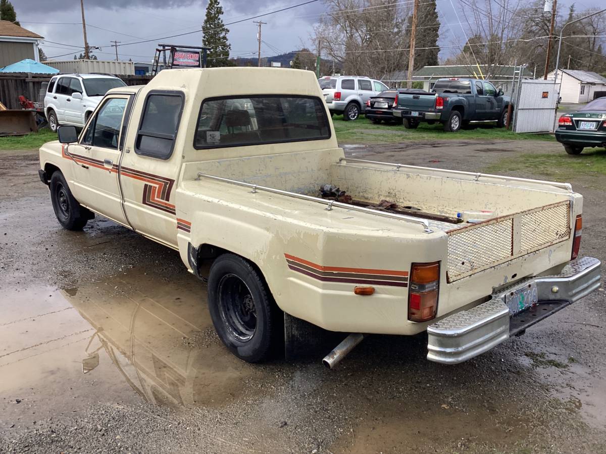 Toyota-pickup-truck-1986-yellow-3