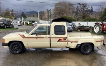 Toyota-pickup-truck-1986-yellow