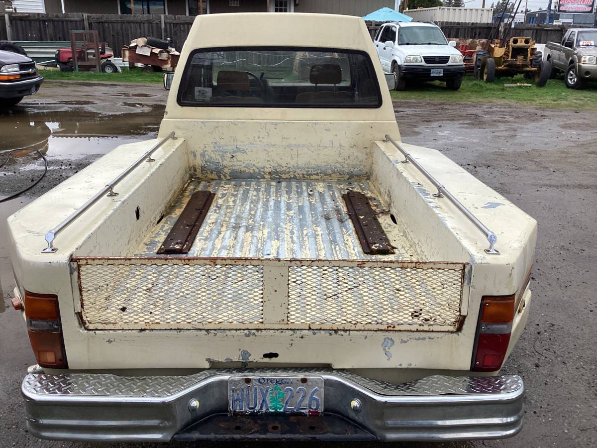 Toyota-pickup-truck-1986-yellow-4