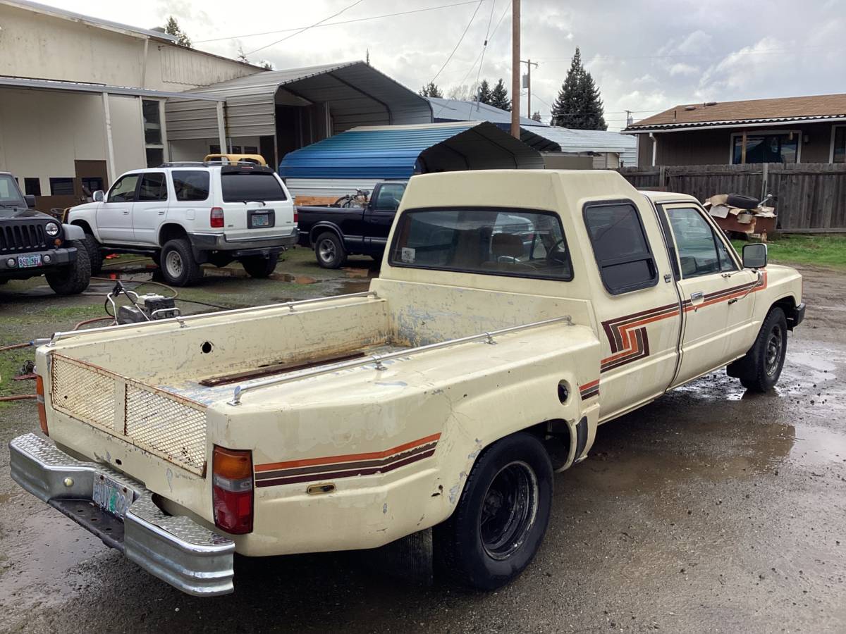 Toyota-pickup-truck-1986-yellow-5