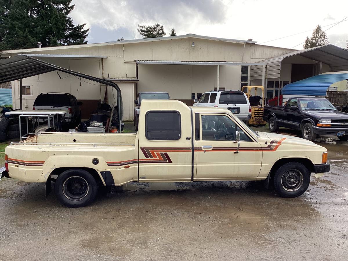 Toyota-pickup-truck-1986-yellow-6
