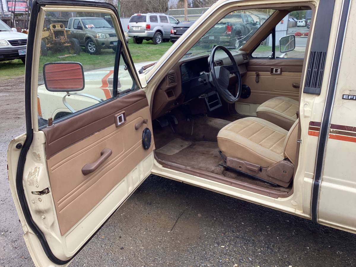 Toyota-pickup-truck-1986-yellow-8