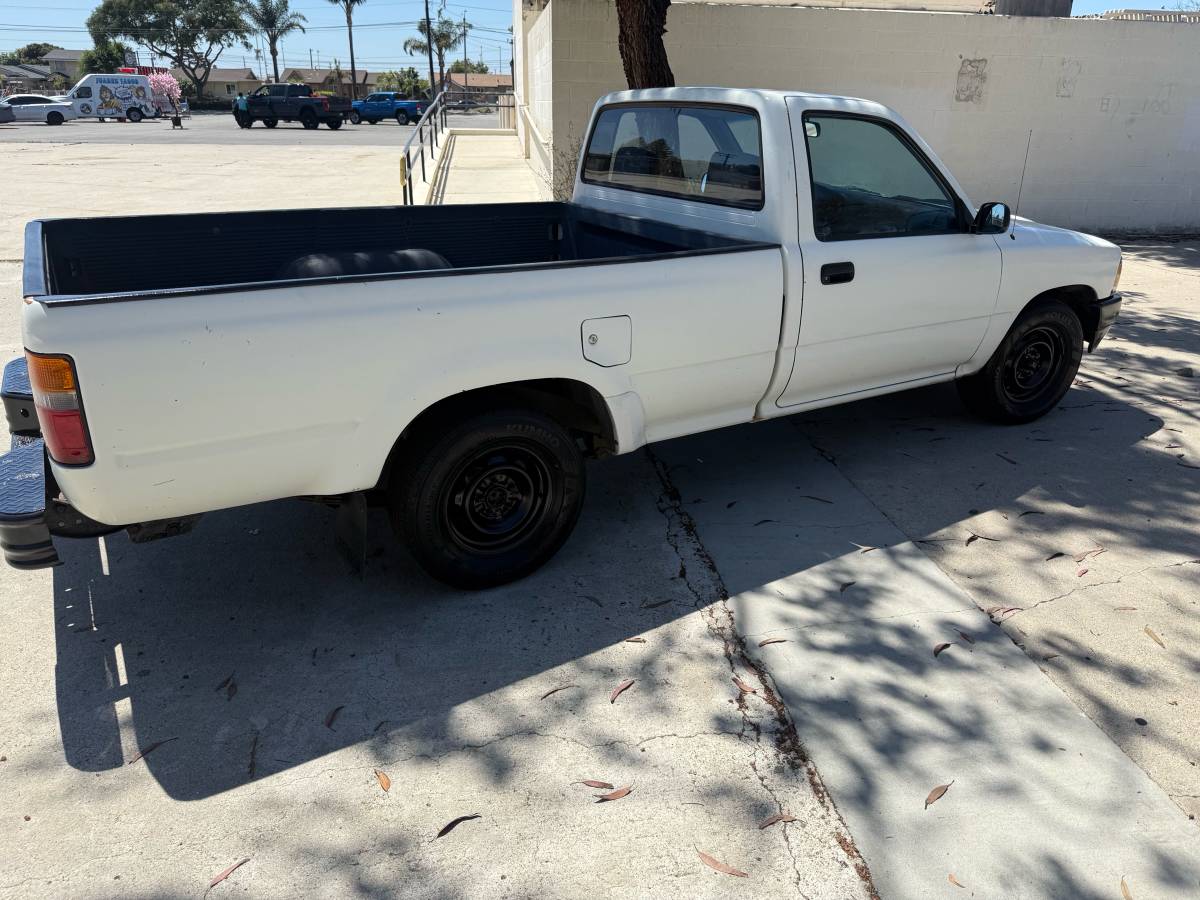 Toyota-pickup-truck-1991-white-8
