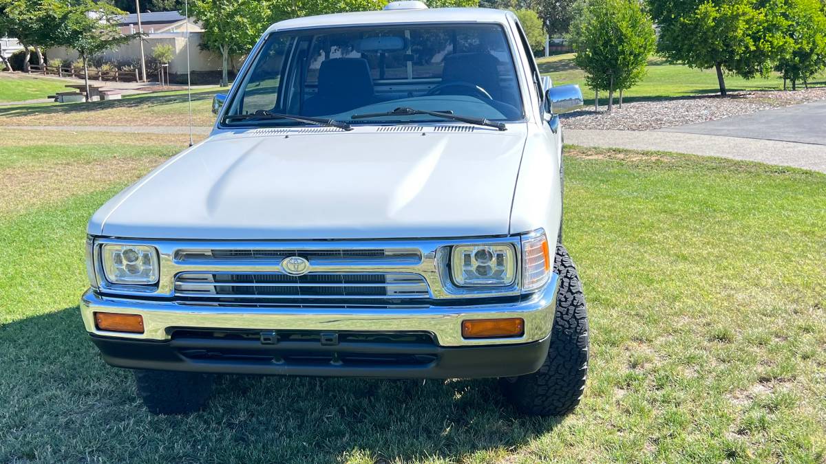Toyota-pickup-truck-1994-white-1