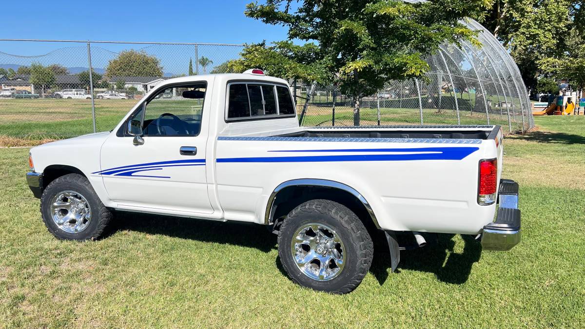 Toyota-pickup-truck-1994-white-2