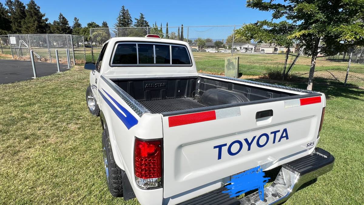Toyota-pickup-truck-1994-white-5