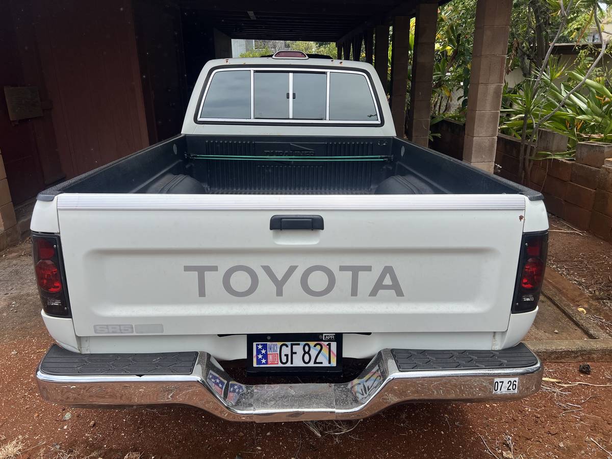 Toyota-pickup-truck-1995-white-1