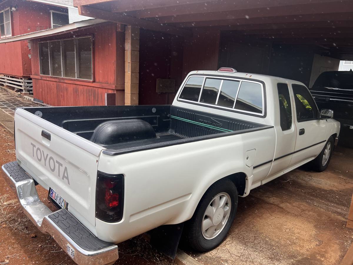 Toyota-pickup-truck-1995-white-2
