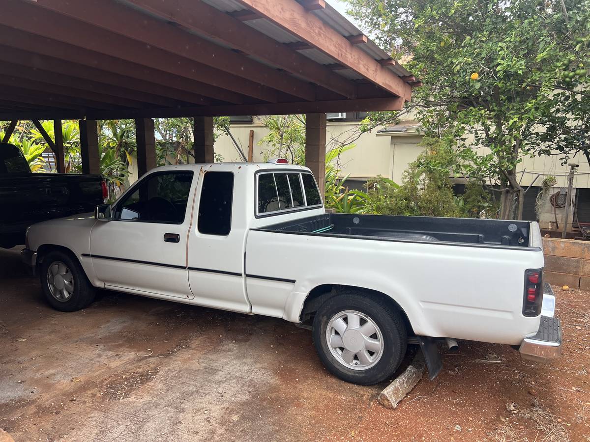 Toyota-pickup-truck-1995-white-3