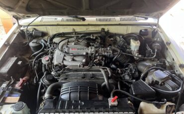 Toyota-pickup-truck-1995-white-4