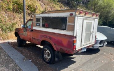 Toyota-pickup-with-shell-1980-red-1