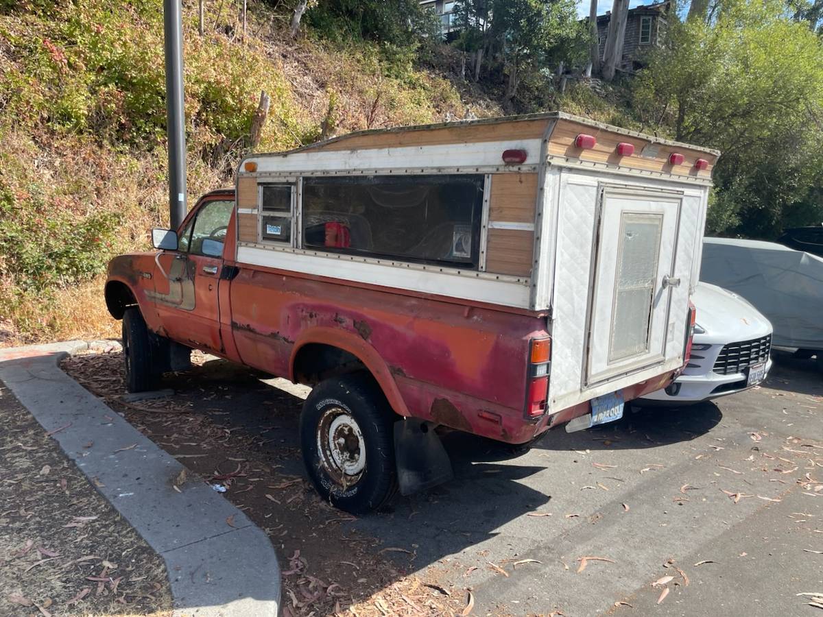 Toyota-pickup-with-shell-1980-red-1