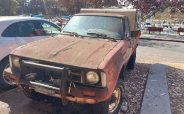 Toyota-pickup-with-shell-1980-red-2