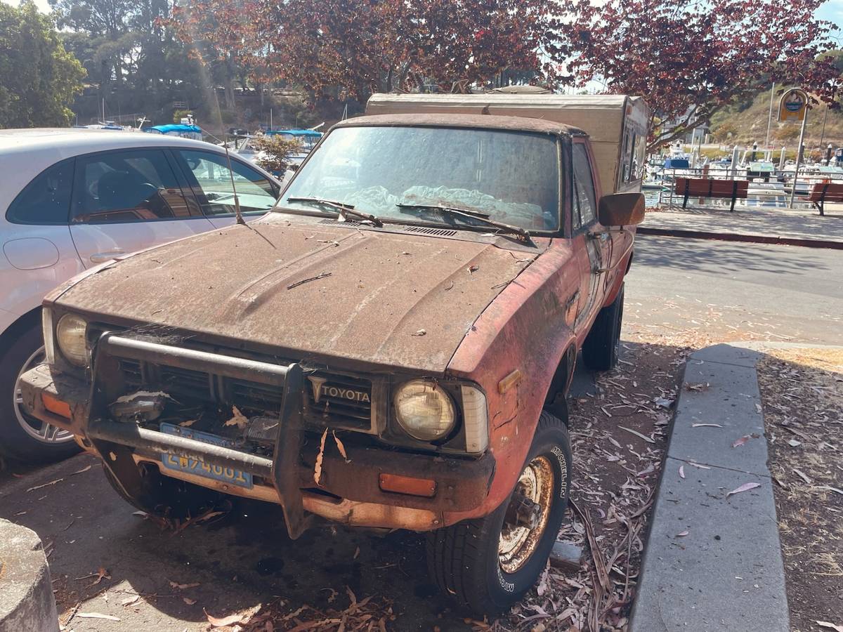 Toyota-pickup-with-shell-1980-red-2
