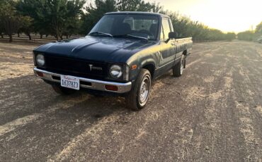 Toyota-pivkup-1981-blue-1