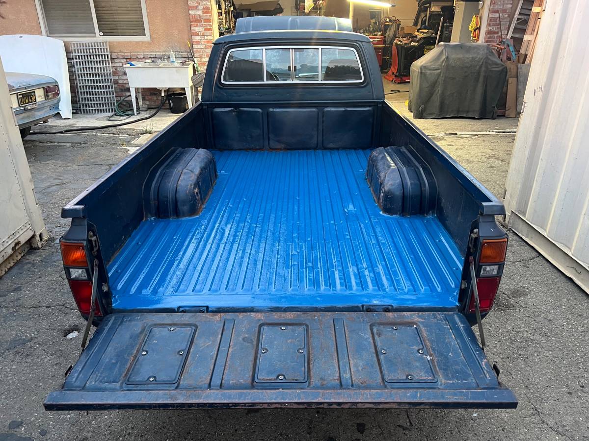 Toyota-pivkup-1981-blue-10
