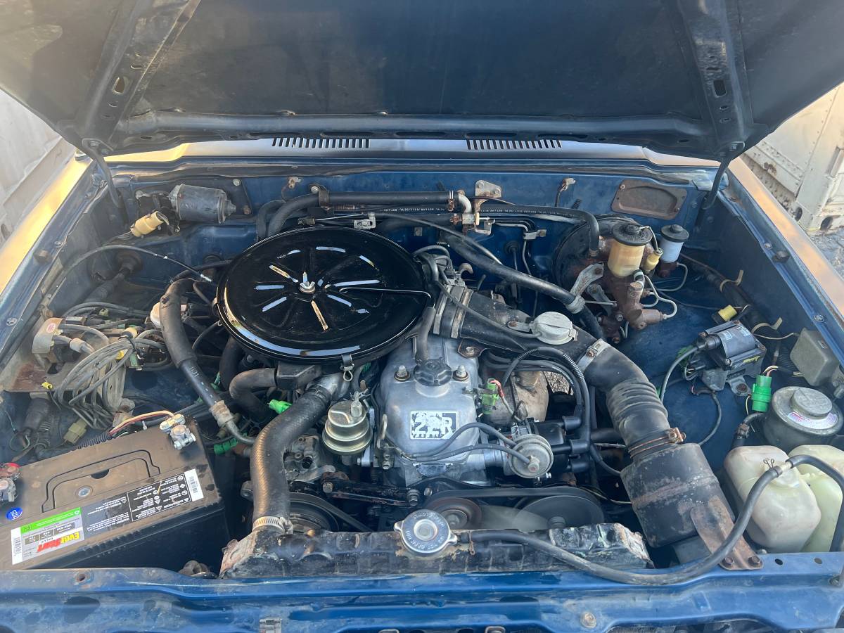 Toyota-pivkup-1981-blue-11