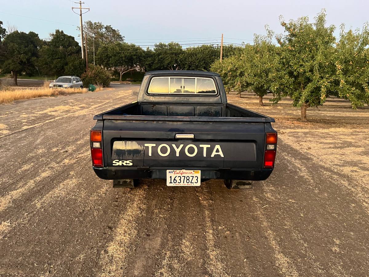 Toyota-pivkup-1981-blue-12