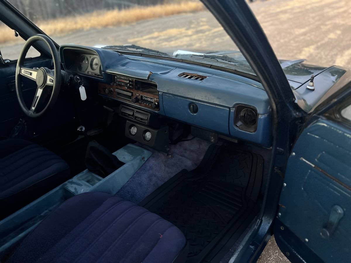 Toyota-pivkup-1981-blue-13