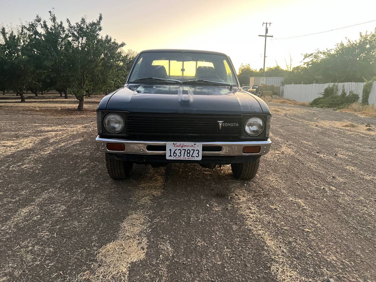Toyota-pivkup-1981-blue-2