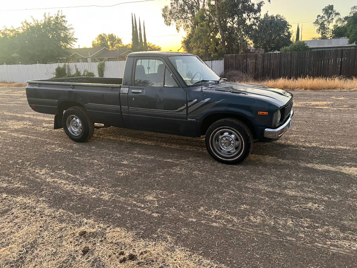 Toyota-pivkup-1981-blue-3