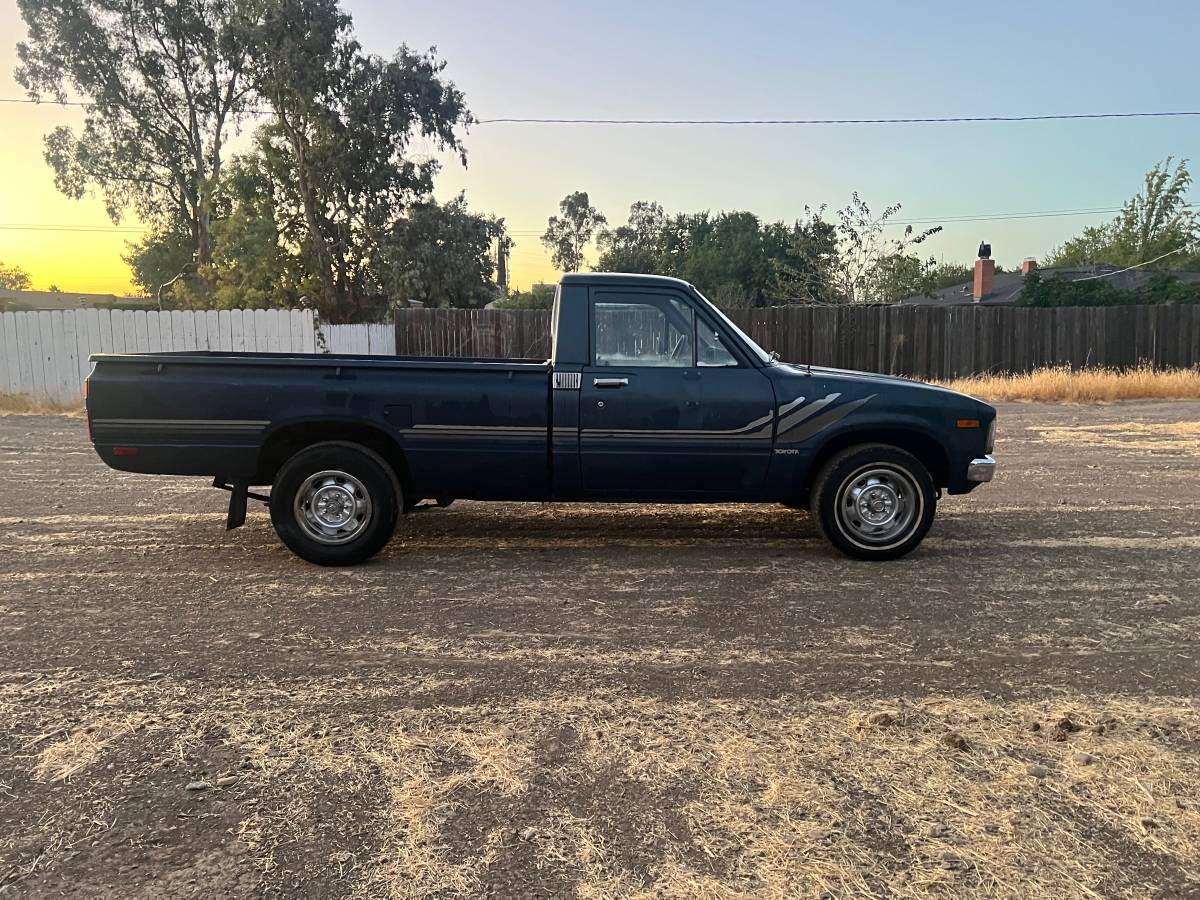 Toyota-pivkup-1981-blue-4