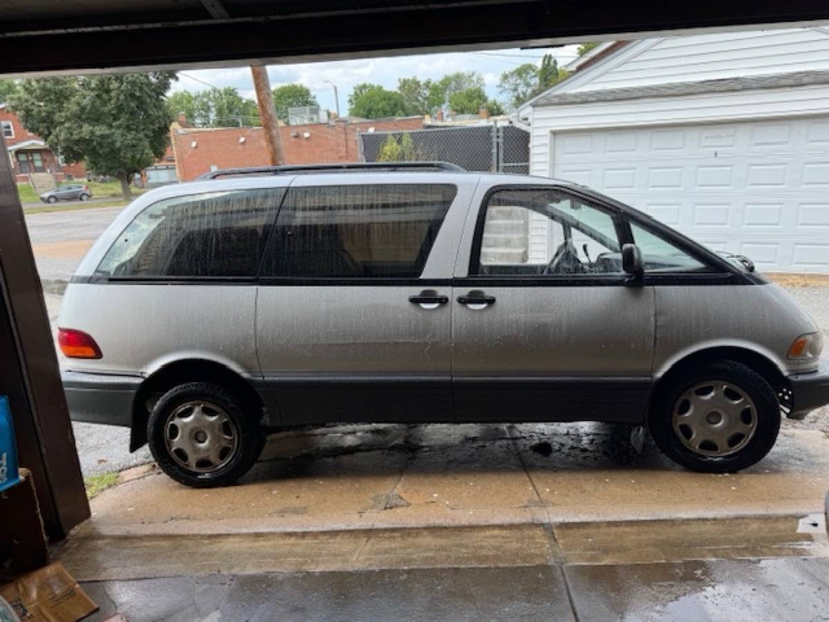 Toyota-previa-1991-white-4