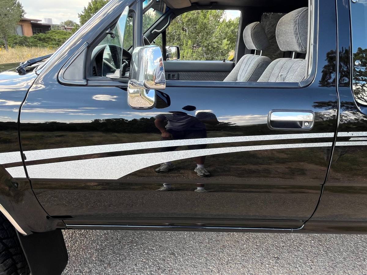 Toyota-tacoma-pickup-sr5-1993-black-10