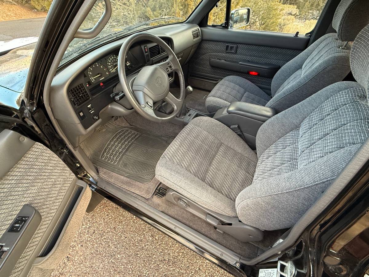 Toyota-tacoma-pickup-sr5-1993-black-13