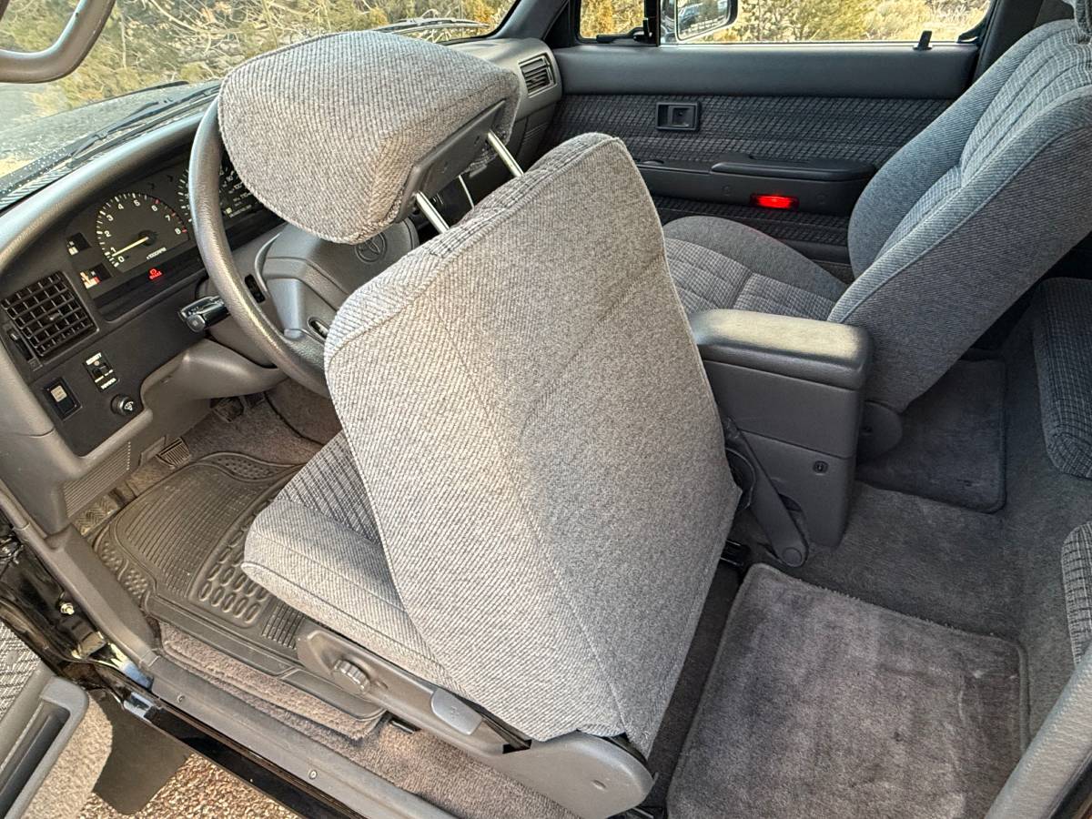 Toyota-tacoma-pickup-sr5-1993-black-15
