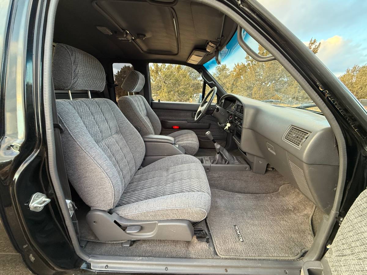 Toyota-tacoma-pickup-sr5-1993-black-21