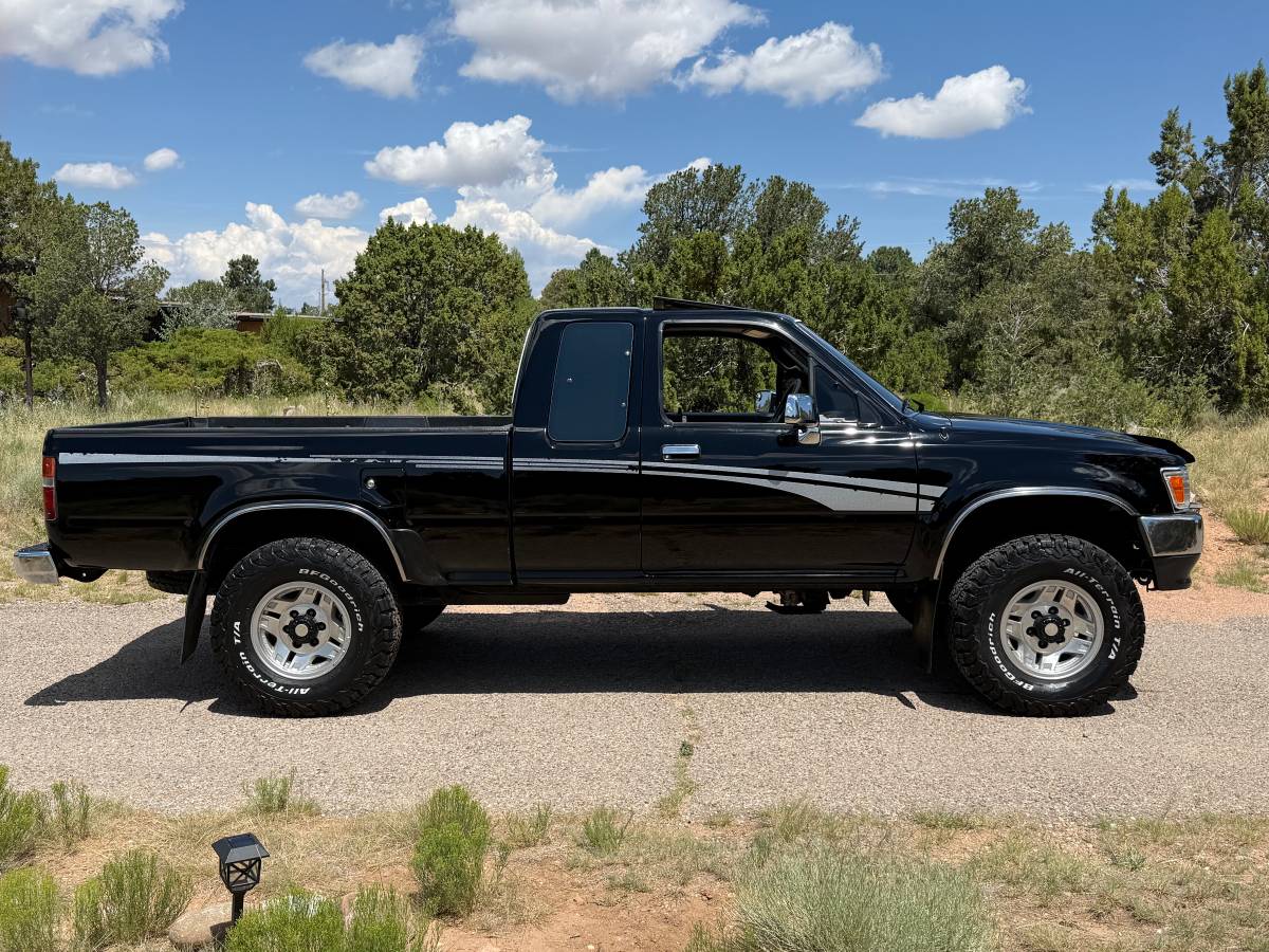 Toyota-tacoma-pickup-sr5-1993-black-5