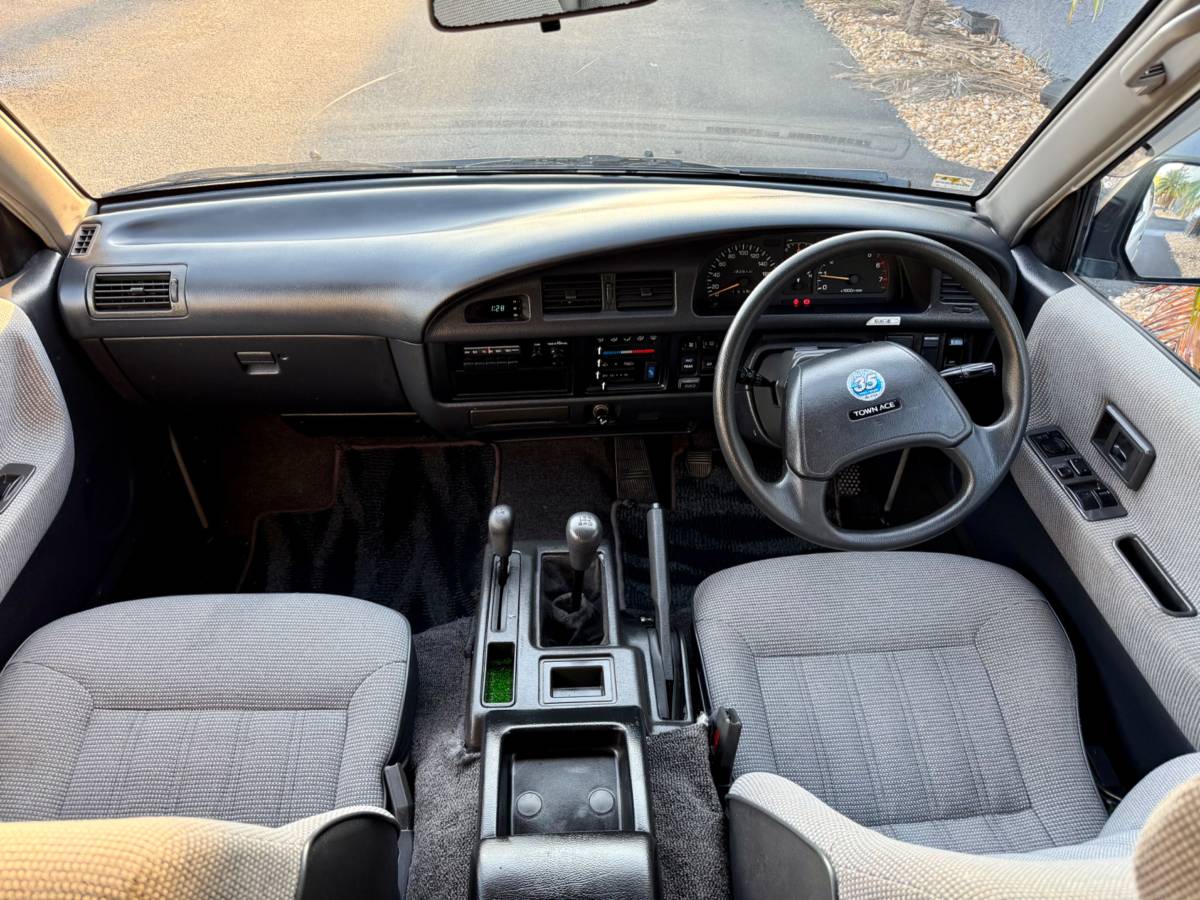 Toyota-town-ace-1994-white-18