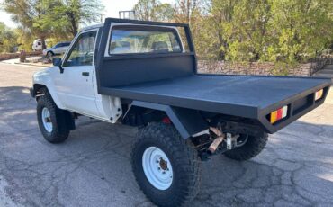 Toyota-truck-1985-white-1