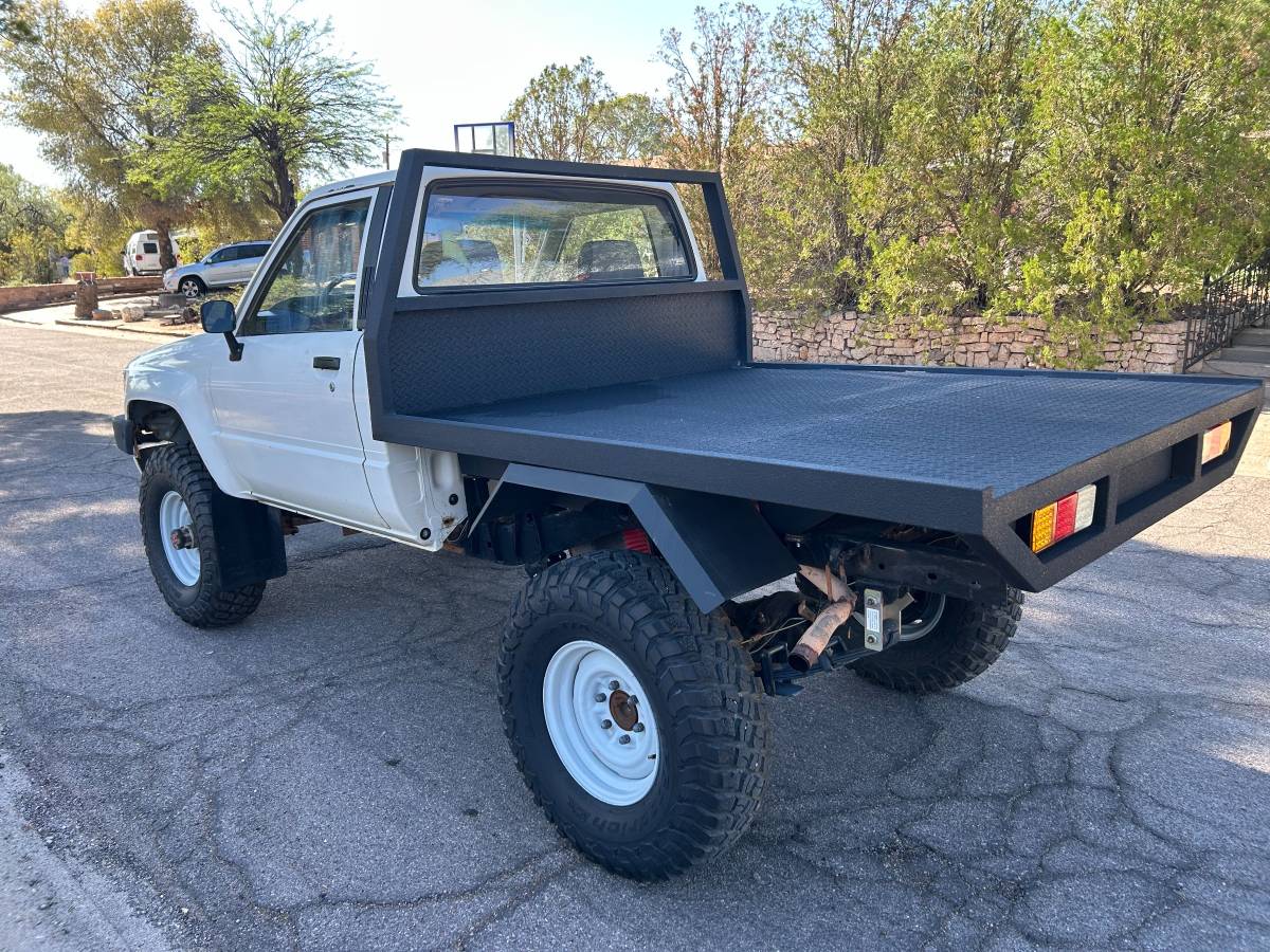 Toyota-truck-1985-white-1