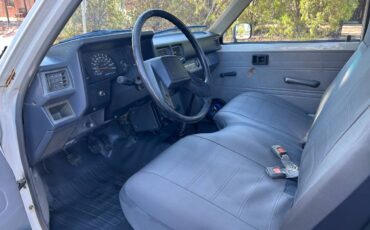 Toyota-truck-1985-white-10