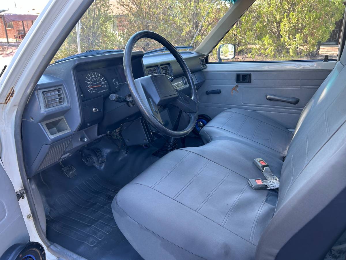 Toyota-truck-1985-white-10