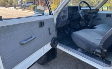 Toyota-truck-1985-white-12