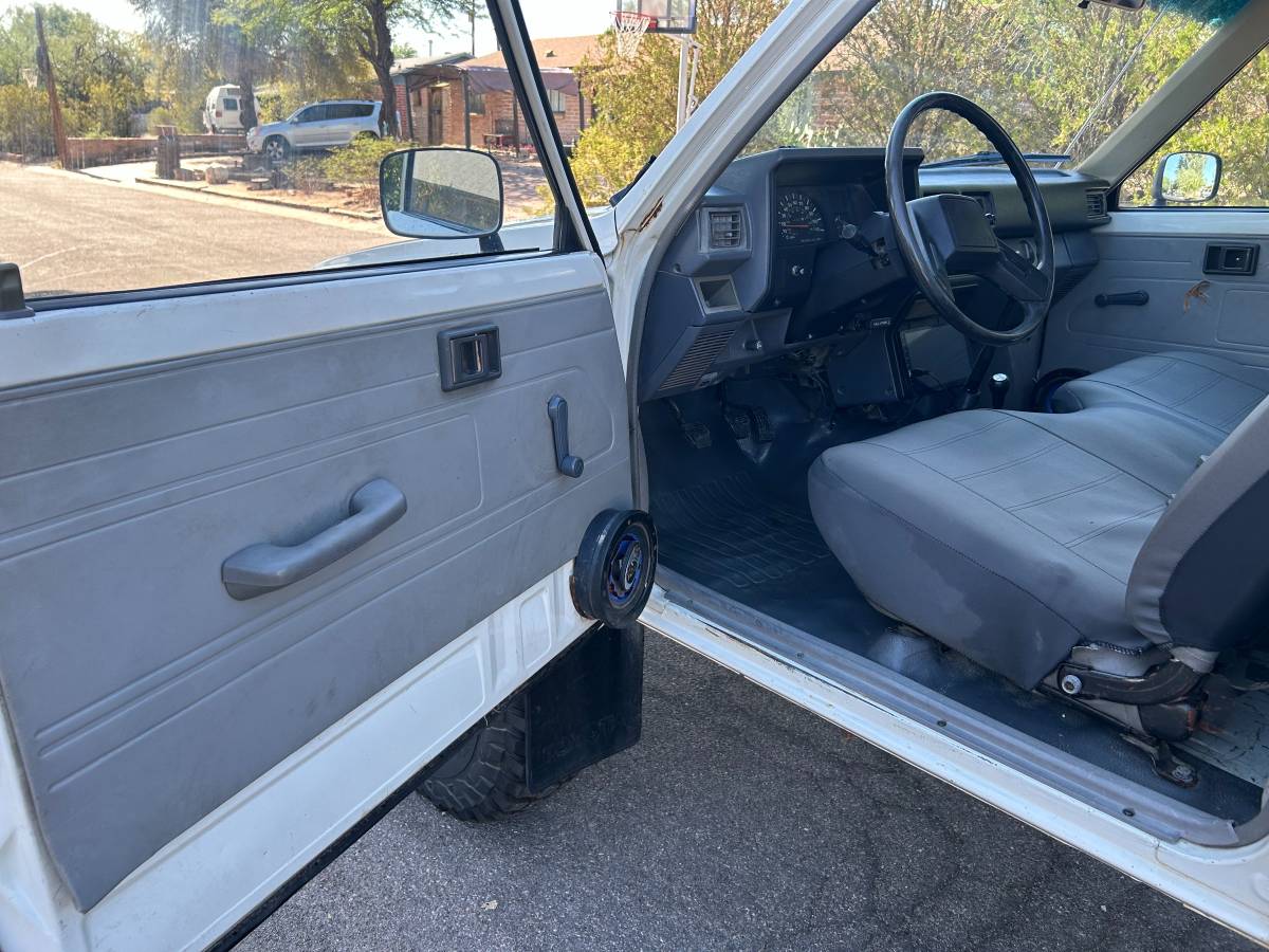 Toyota-truck-1985-white-12